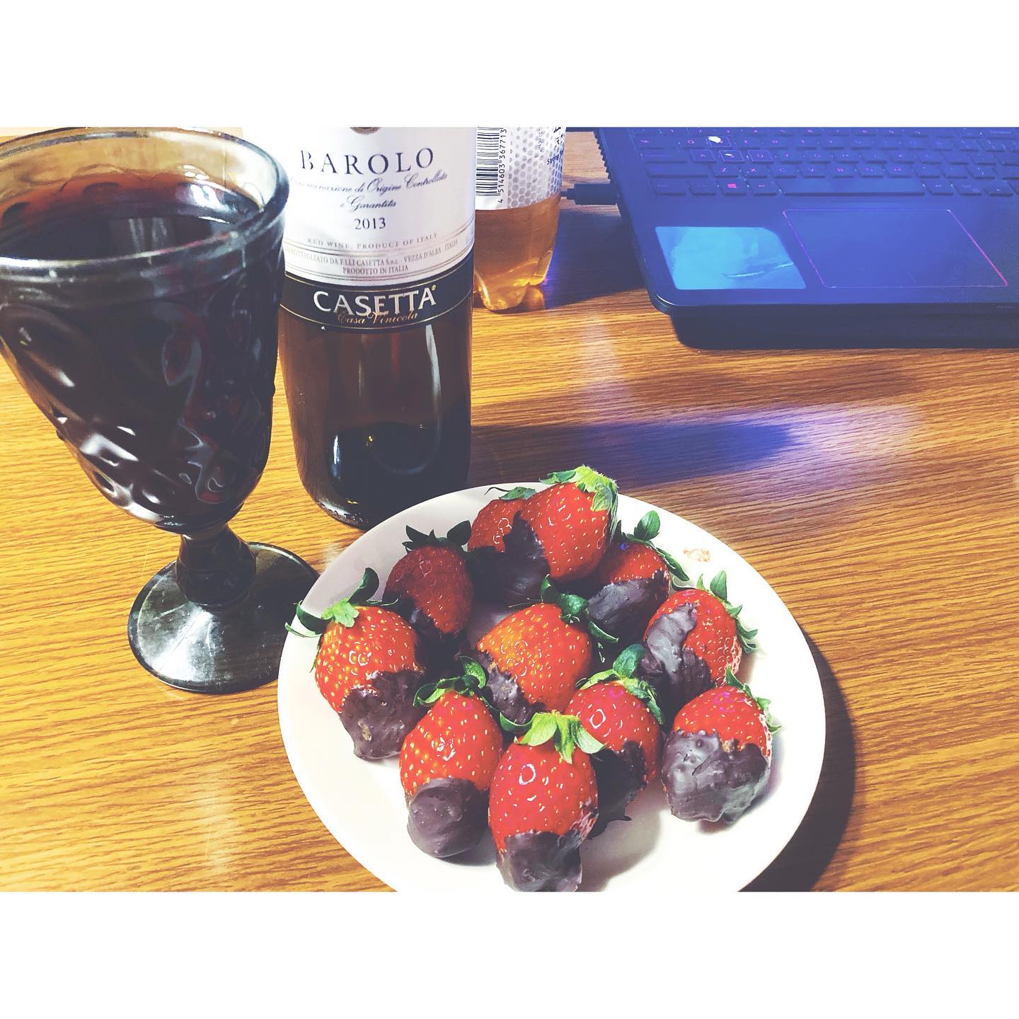 Double tap if you 💓 Chocolate Covered Strawberries🍓
With #barolo 🍷 

＊
More recipes on my blog🙇🏻‍♀️
Blogでレシピ書いてます、プロフィールから🙇🏻‍♀️
@akoscookbook
＊

#レシピ #ブログ初心者 #料理すきな人と繋がりたい #料理好きな人と繋がりたい #おうちごはん部 　#ごはん記録 #クッキングラマー#recipeoftheday #foodporn #foodblogger #foodstagram #photooftheday #instalike #yummyyummy #eatright #cookingathome #instafood #japanesefood #yummy #dinner #homemadecooking  #いちごスイーツ #chocolatecoveredstrawberries #barolo #wineweekend #chocolatestrawberries